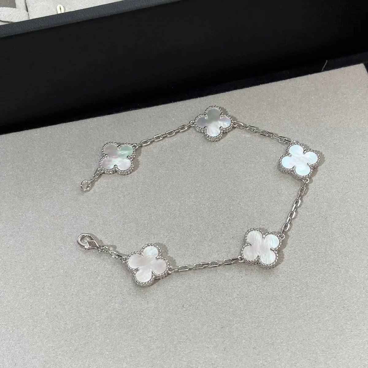 [Azure Tears]ラッキー クローバー 5モチーフ ブレスレット - マザーオブパール コレクション