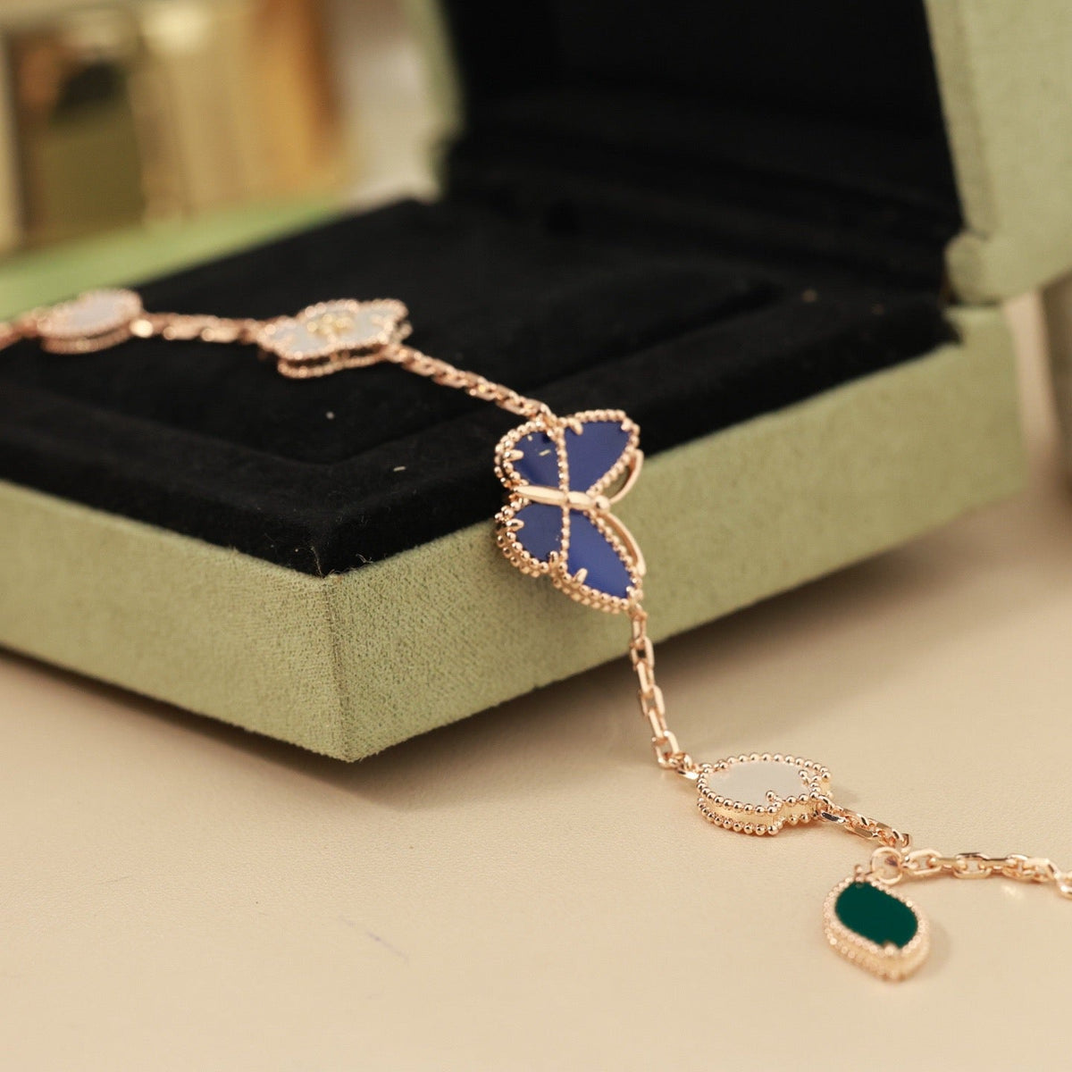 [Azure Tears]FRÜHLINGSZAUBER SCHMETTERLINGS- & BLUMEN-CHARM-ARMBAND