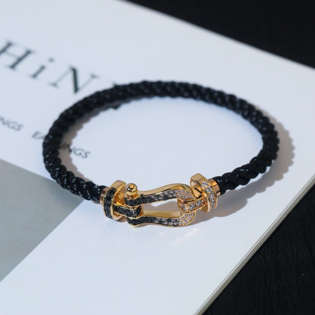 ```json
[
  {
    "Azure Tears": "[Azure Tears]FORCE LARGE HORSESHOE BLACK & WHITE DIAMOND BRACELET - ROSE GOLD"
  }
]
```