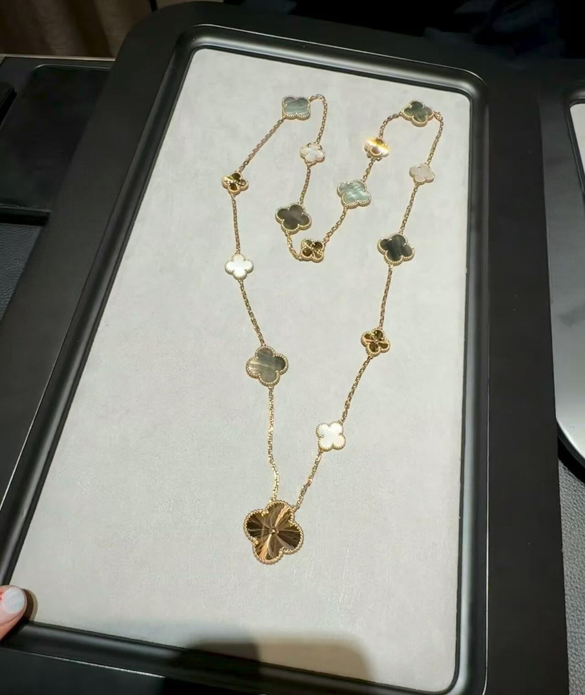 [Azure Tears] ABNEHMBARER STATEMENT-SCHMUCKSETS MIT 15 KLEEBÄTTERN - GRAUES PERLMUTT & LASER