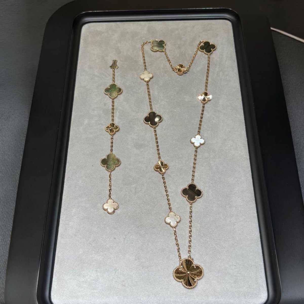 [Azure Tears] ABNEHMBARER STATEMENT-SCHMUCKSETS MIT 15 KLEEBÄTTERN - GRAUES PERLMUTT & LASER